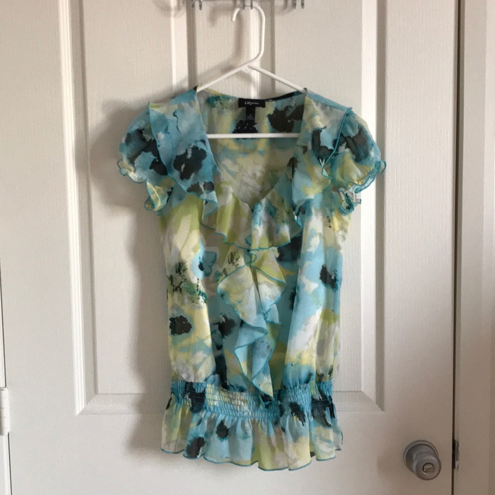 Floral fluttery top with white shell